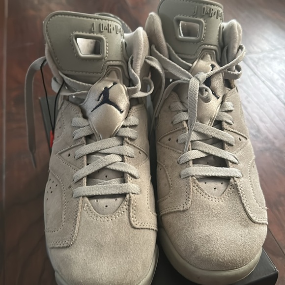 Georgetown Jordan 6 slightly worn. Still in good shape condition. - Picture 3 of 3